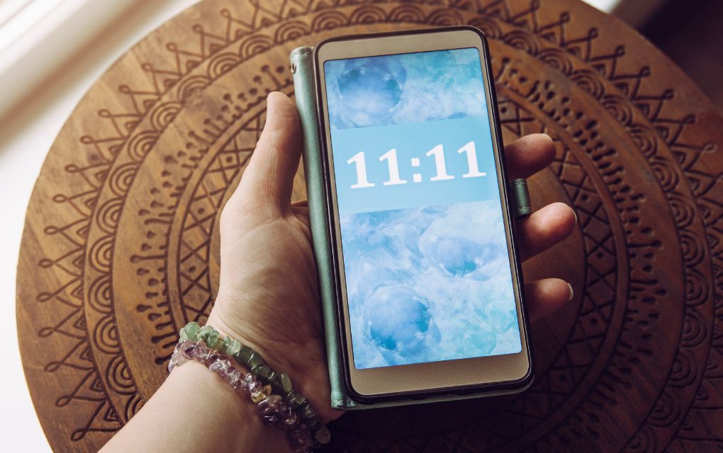 スマートフォンの画面に映し出された時計は1111を示している