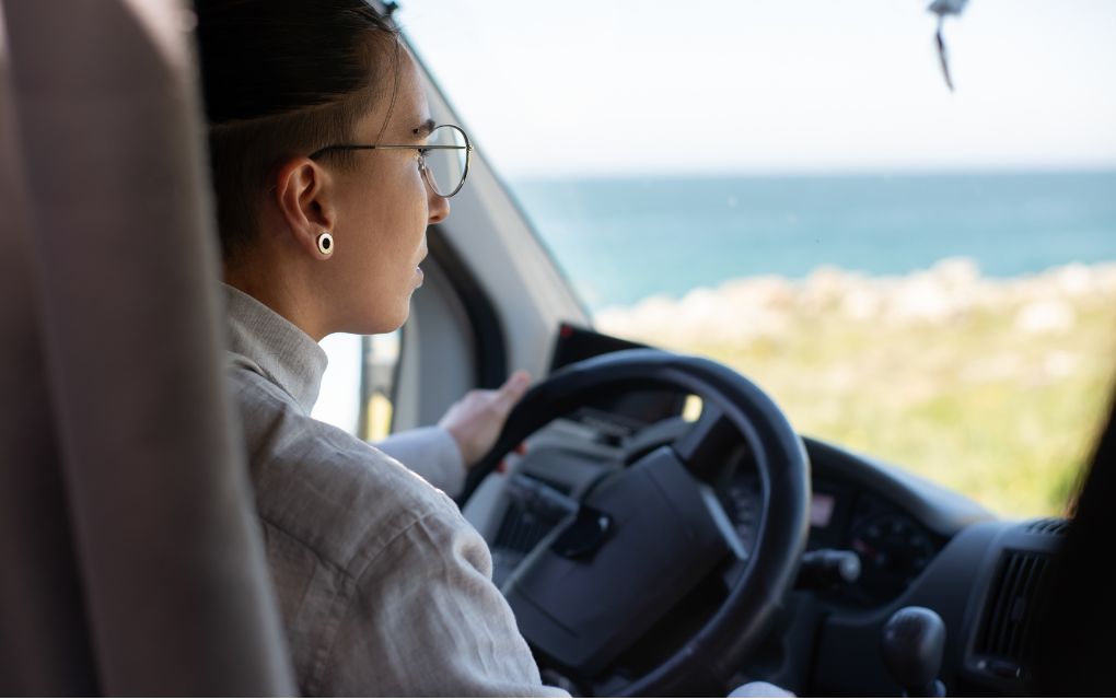 運転をするメガネをかけた女性